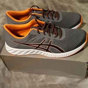 NWT Men's Asics size 14